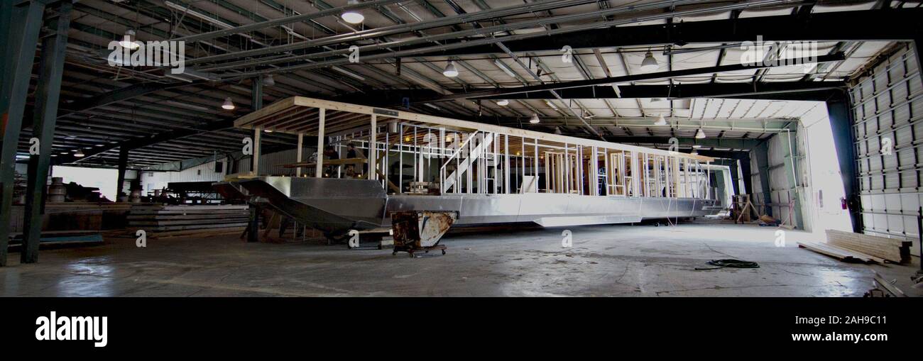 Stardust Industries sta aiutando riorganizzarsi e reindirizzare il Kentucky houseboat dell industria manifatturiera - che è stata decimata a causa della difficoltà di economia - usando le sue strutture e risorse umane per creare a basso costo edilizia che sia efficiente dal punto di vista energetico. Lo sviluppo rurale obbligato di $499.000 in rurale Business Enterprise concedere fondi per sostenere questo sforzo straordinario. Fino a pochi anni fa erano con successo numerose houseboat costruttori del quattro-county area circostante la città di Somerset. La maggior parte hanno ormai cessato funzionamento o drasticamente ridotto la produzione, che ha portato al drammatico, lavoro a lungo termine Foto Stock