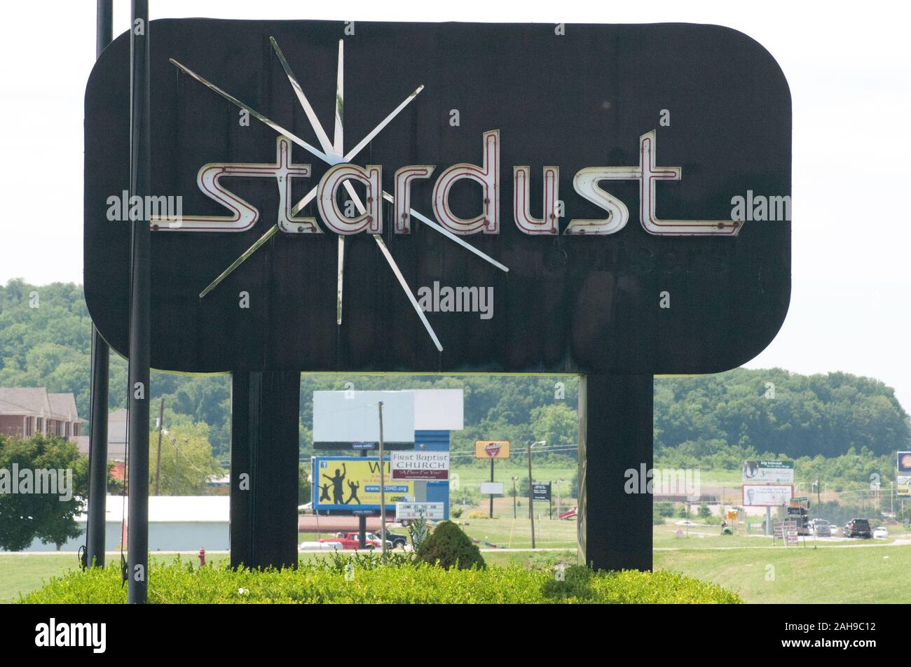 Stardust Industries sta aiutando riorganizzarsi e reindirizzare il Kentucky houseboat dell industria manifatturiera - che è stata decimata a causa della difficoltà di economia - usando le sue strutture e risorse umane per creare a basso costo edilizia che sia efficiente dal punto di vista energetico. Lo sviluppo rurale obbligato di $499.000 in rurale Business Enterprise concedere fondi per sostenere questo sforzo straordinario. Fino a pochi anni fa erano con successo numerose houseboat costruttori del quattro-county area circostante la città di Somerset. La maggior parte hanno ormai cessato funzionamento o drasticamente ridotto la produzione, che ha portato al drammatico, lavoro a lungo termine Foto Stock