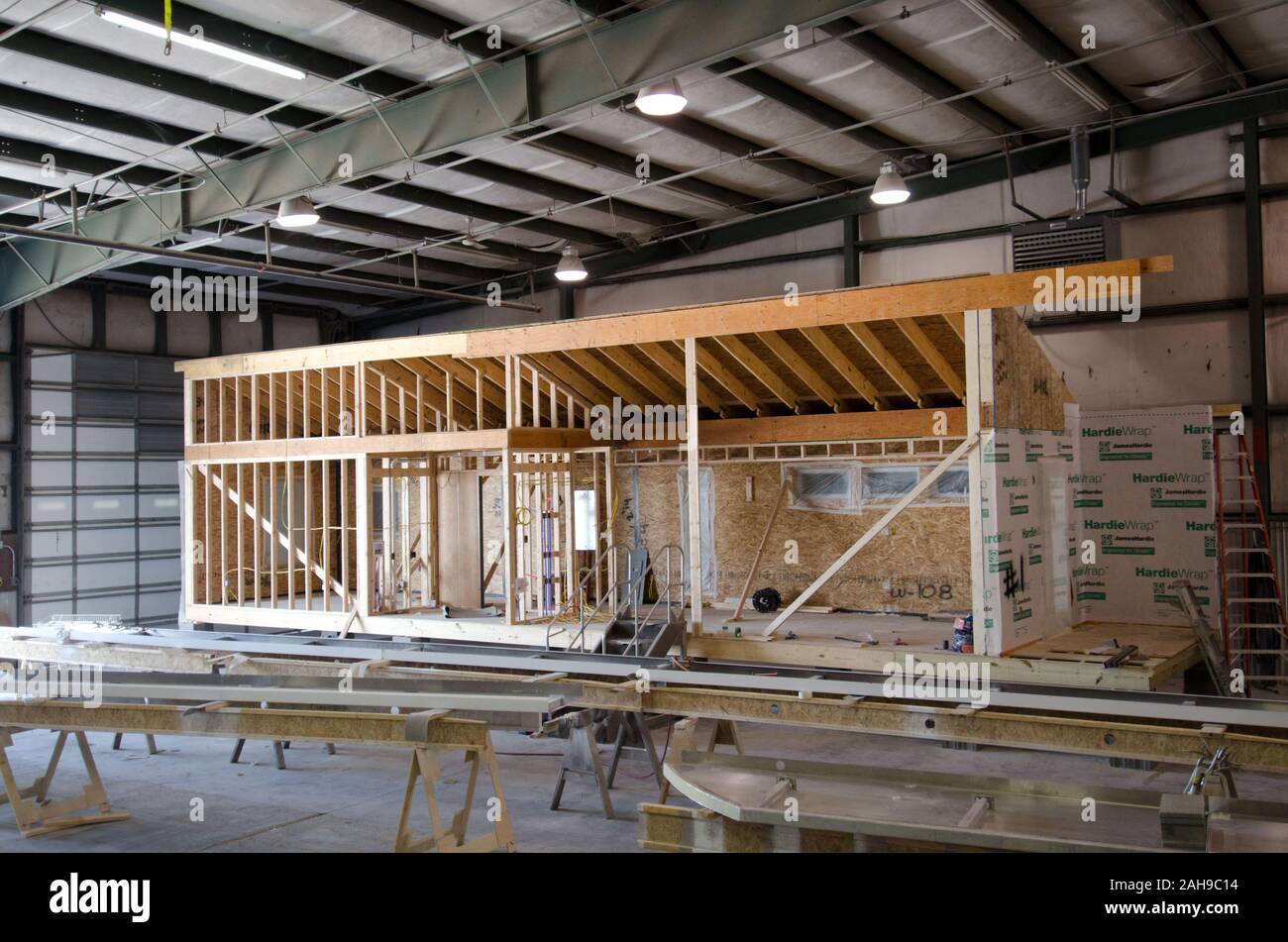 Stardust Industries sta aiutando riorganizzarsi e reindirizzare il Kentucky houseboat dell industria manifatturiera - che è stata decimata a causa della difficoltà di economia - usando le sue strutture e risorse umane per creare a basso costo edilizia che sia efficiente dal punto di vista energetico. Lo sviluppo rurale obbligato di $499.000 in rurale Business Enterprise concedere fondi per sostenere questo sforzo straordinario. Fino a pochi anni fa erano con successo numerose houseboat costruttori del quattro-county area circostante la città di Somerset. La maggior parte hanno ormai cessato funzionamento o drasticamente ridotto la produzione, che ha portato al drammatico, lavoro a lungo termine Foto Stock