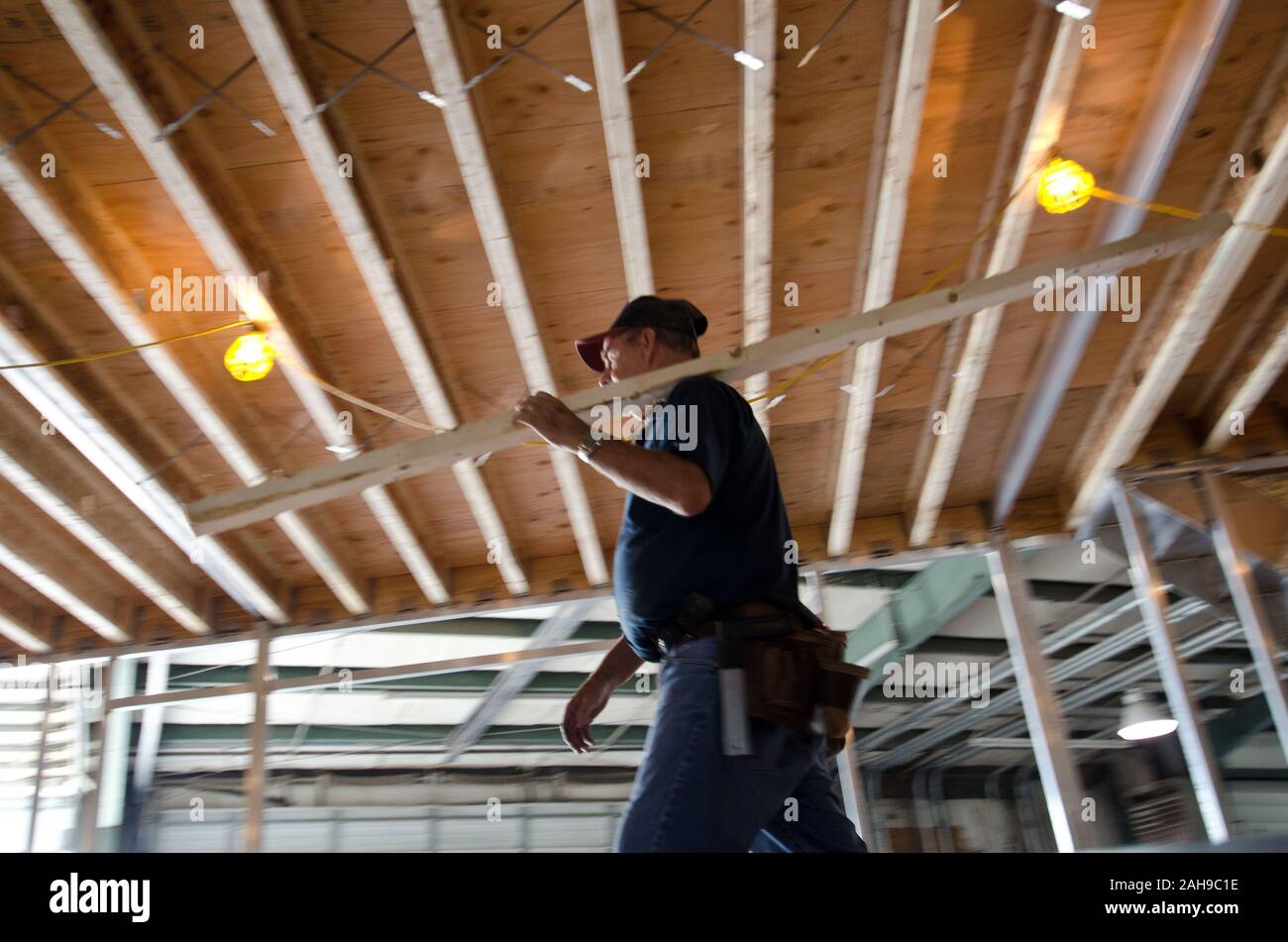 Stardust Industries sta aiutando riorganizzarsi e reindirizzare il Kentucky houseboat dell industria manifatturiera - che è stata decimata a causa della difficoltà di economia - usando le sue strutture e risorse umane per creare a basso costo edilizia che sia efficiente dal punto di vista energetico. Lo sviluppo rurale obbligato di $499.000 in rurale Business Enterprise concedere fondi per sostenere questo sforzo straordinario. Fino a pochi anni fa erano con successo numerose houseboat costruttori del quattro-county area circostante la città di Somerset. La maggior parte hanno ormai cessato funzionamento o drasticamente ridotto la produzione, che ha portato al drammatico, lavoro a lungo termine Foto Stock