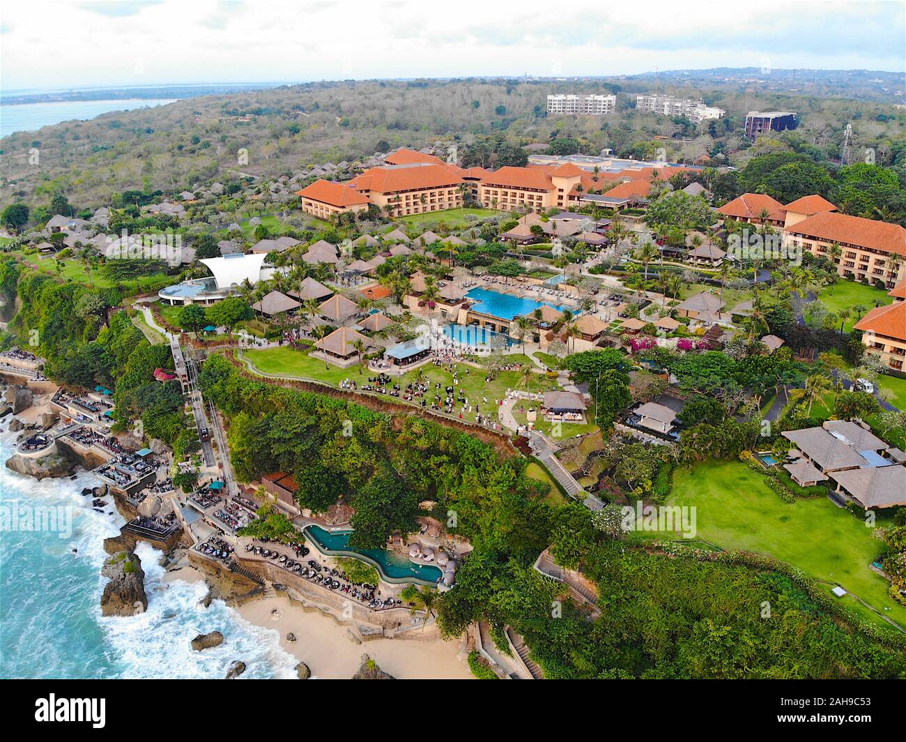 Vista aerea di hotel di lusso e villa privata con piscina sul bordo della scogliera e oceano turchese e la spiaggia di sabbia, Bali, Indonesia Foto Stock