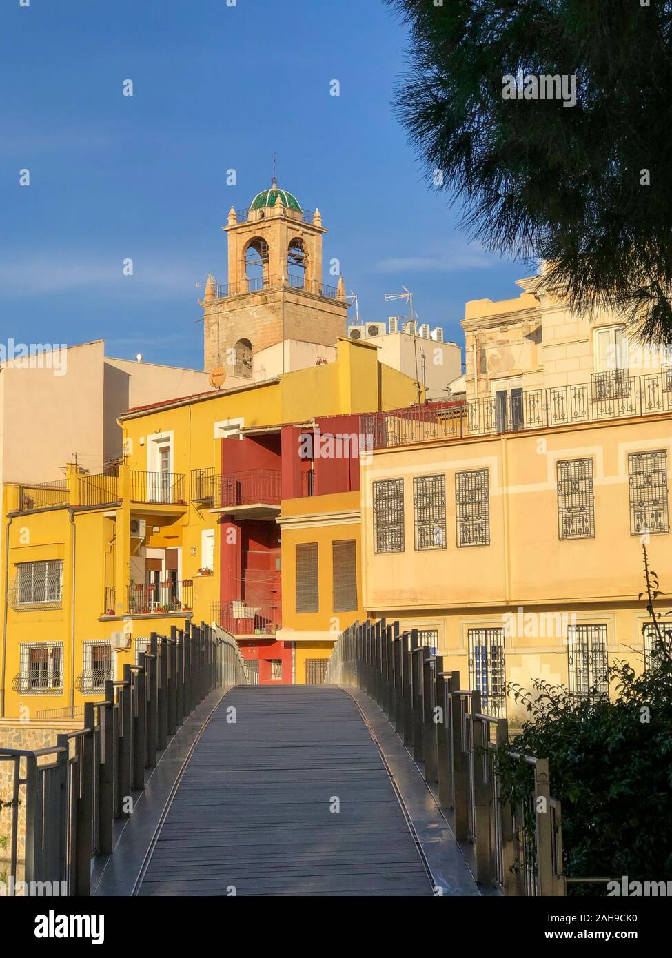 Vista sul fiume Segura al vecchio quartiere di Orihuela. Sul lato opposto del Palazzo Episcopale la cupola e il campanile della cattedrale, Orihuela, Co Foto Stock