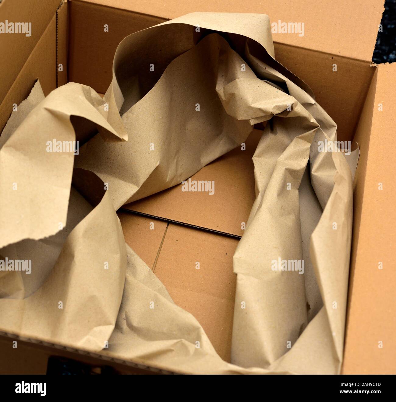 Carta protettiva imballaggio all'interno di un pacco di Amazon Foto stock -  Alamy