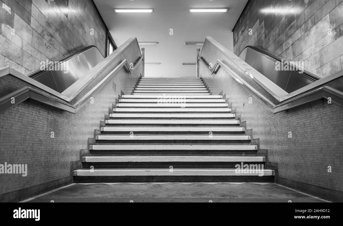Bianco e nero, scala di una stazione della metropolitana di Berlino, Germania Foto Stock