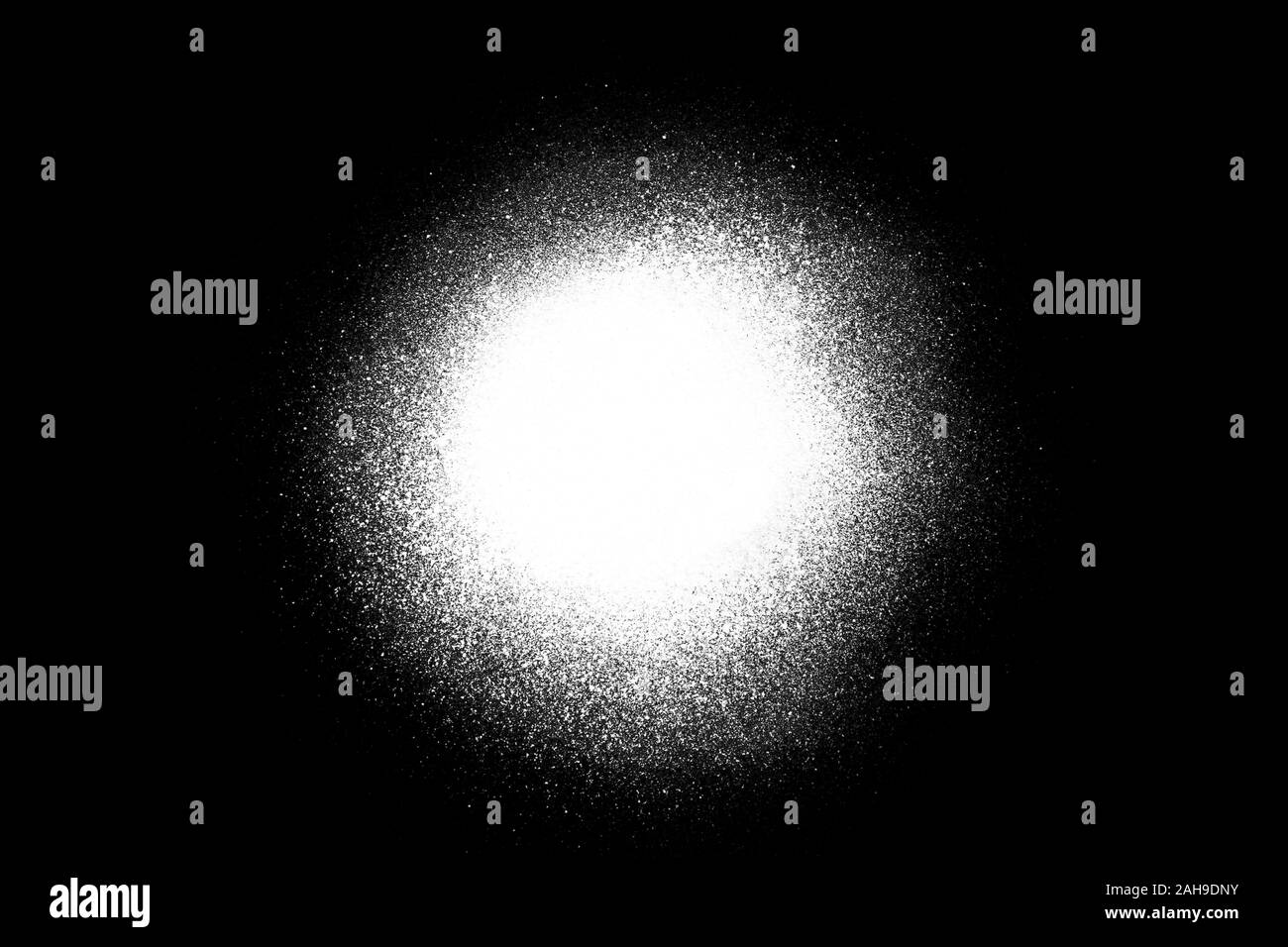 Close-up di un bianco di vernice spray, spot isolati su sfondo nero. Foto Stock