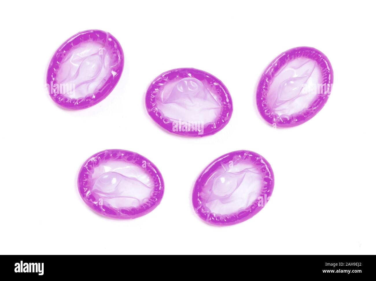 Viola preservativo, isolato su uno sfondo bianco Foto Stock