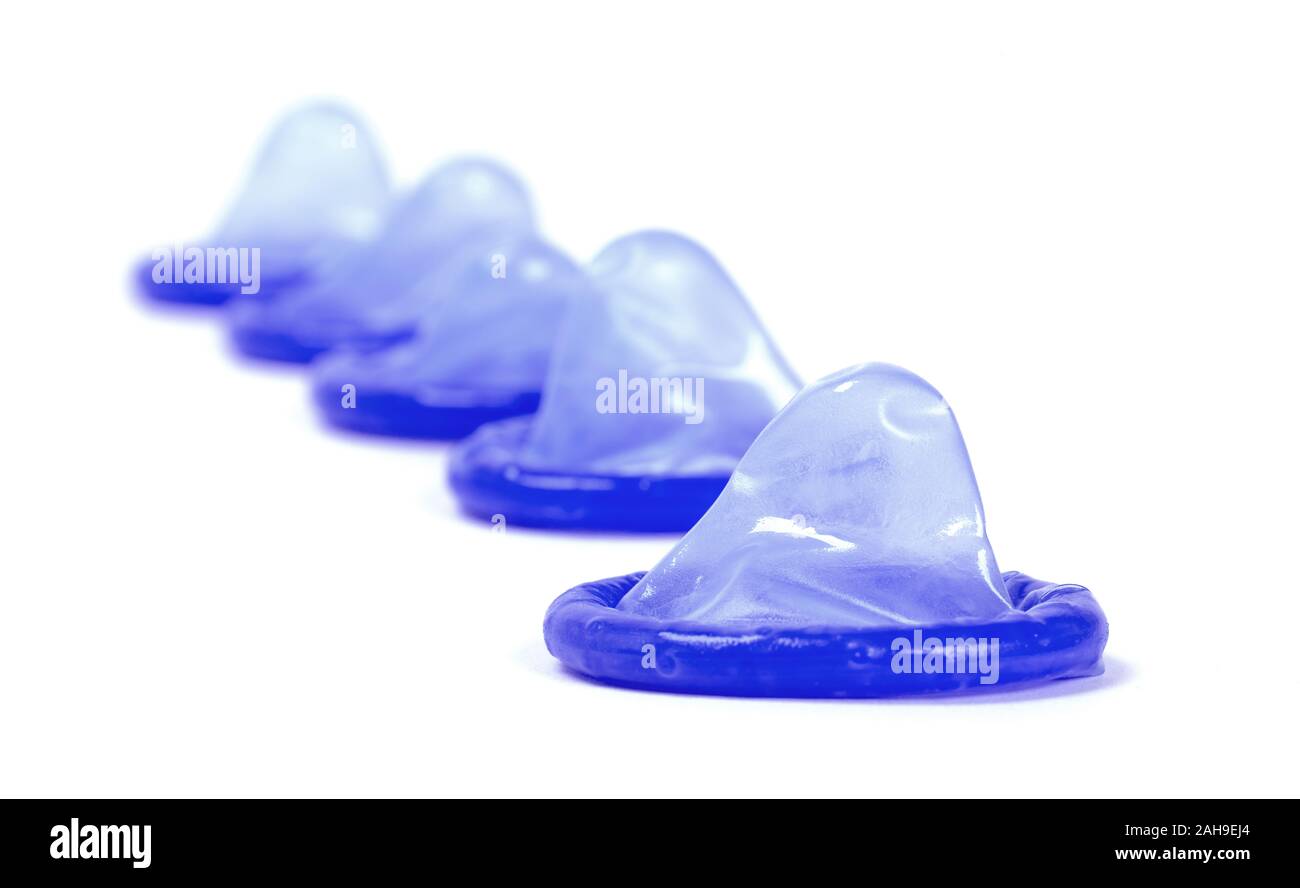 Blue preservativo, isolato su uno sfondo bianco Foto Stock