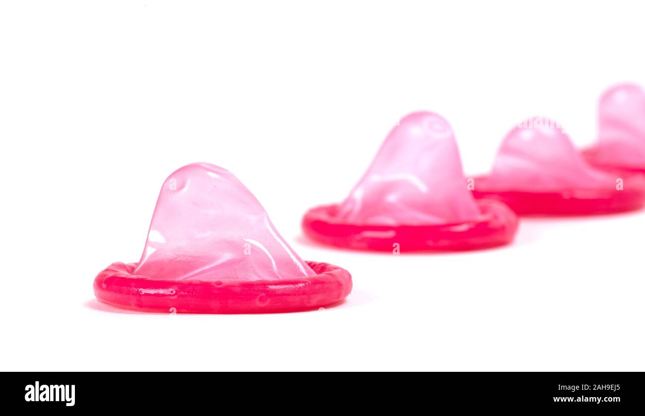 Red preservativo, isolato su uno sfondo bianco Foto Stock