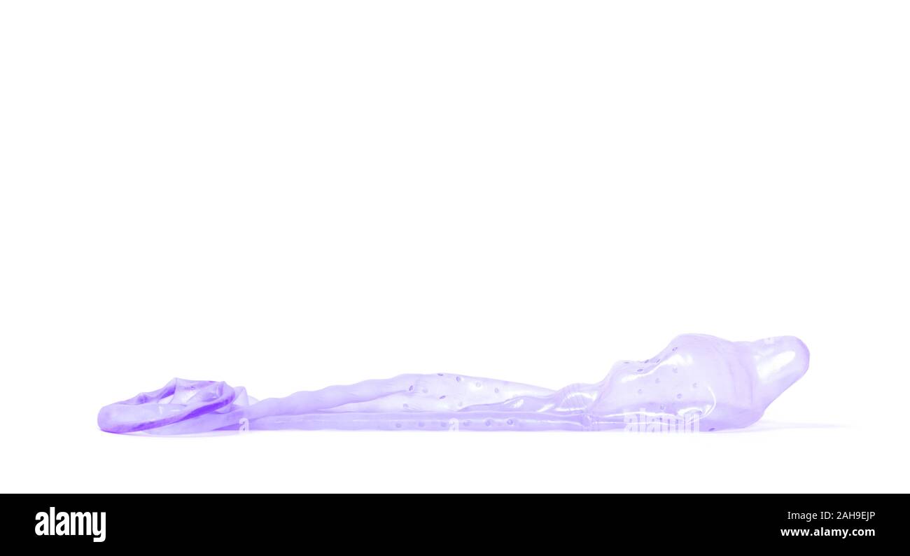 Blue preservativo, isolato su uno sfondo bianco Foto Stock