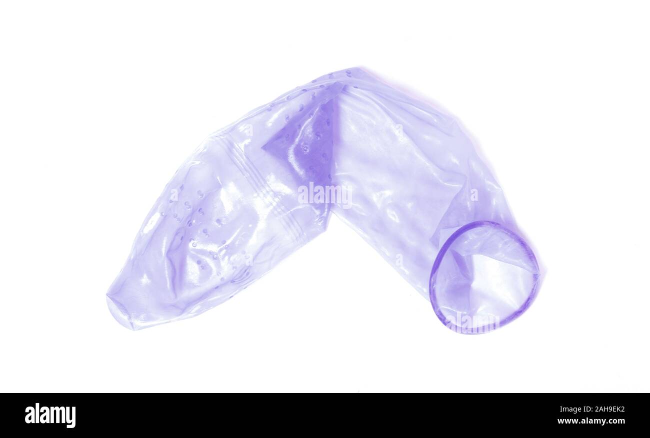 Blue preservativo, isolato su uno sfondo bianco Foto Stock