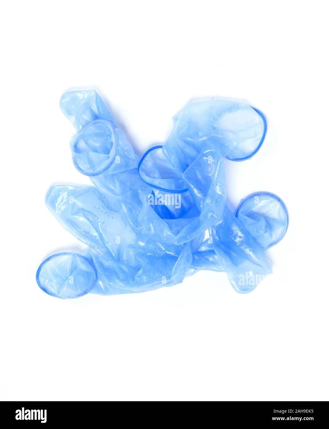 Blue preservativo, isolato su uno sfondo bianco Foto Stock