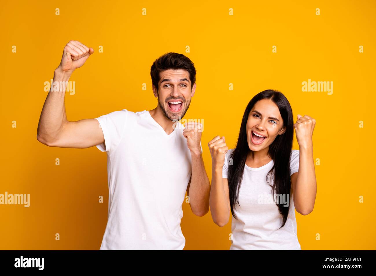 Foto di incredibile urlando giovane celebrare la squadra di calcio preferita vincere, usura casual t-shirts isolato giallo colore di sfondo Foto Stock
