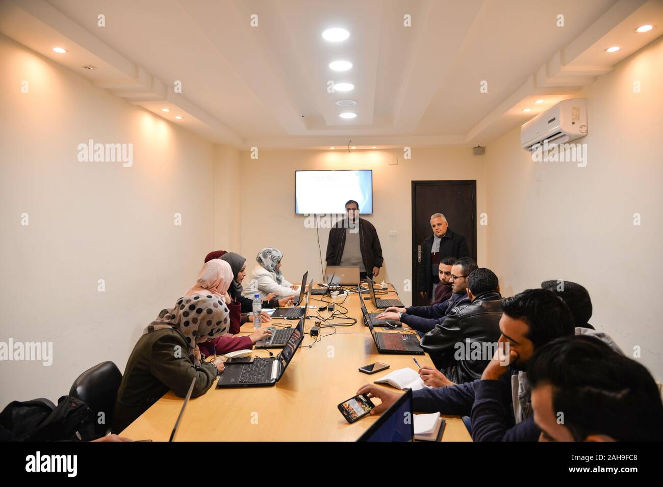 La striscia di Gaza. 24 dicembre, 2019. Palestinesi di frequentare un corso di formazione presso l'E-Top Academy di Gaza City, Dic 24, 2019. Per andare con 'Funzione: Cinese piattaforme di e-commerce di portare le possibilità di lavoro per i disoccupati giovani di Gaza' Credit: Rizek Abdeljawad/Xinhua/Alamy Live News Foto Stock