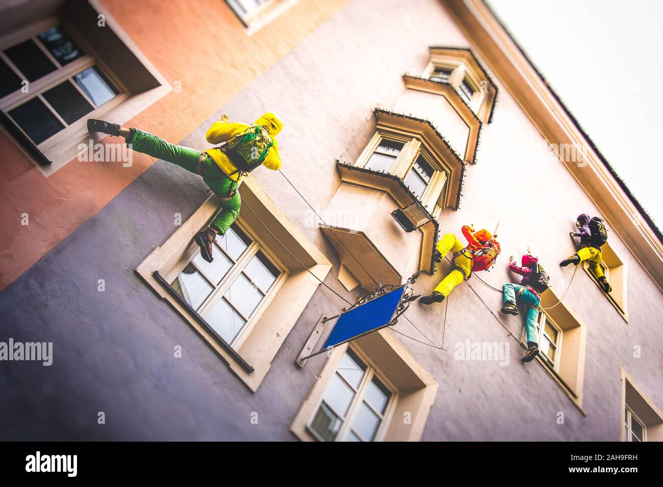 Corpo di arrampicata sulle posizioni del gruppo urbano salire Foto Stock