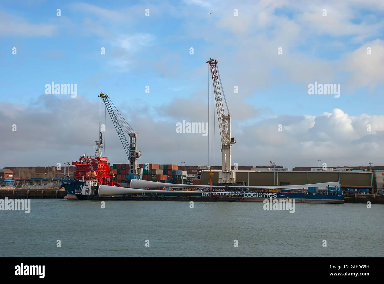 Pale per turbine eoliche di essere trasportati a un centrali eoliche offshore Foto Stock