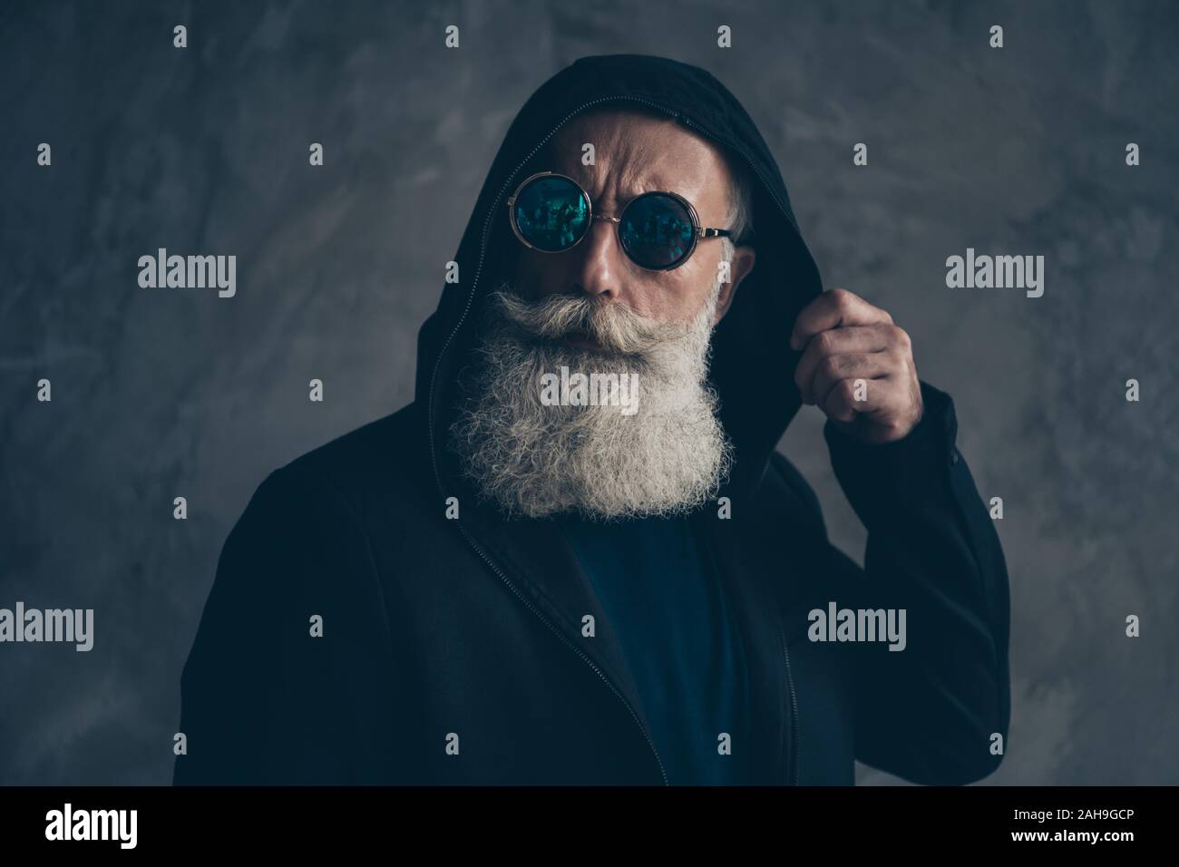 Close-up ritratto della sua egli bella ben vestito attraente concentrato contenuto concentrato grigio barbuto dai capelli uomo felpa con cappuccio da indossare round specifiche di stile di vita Foto Stock