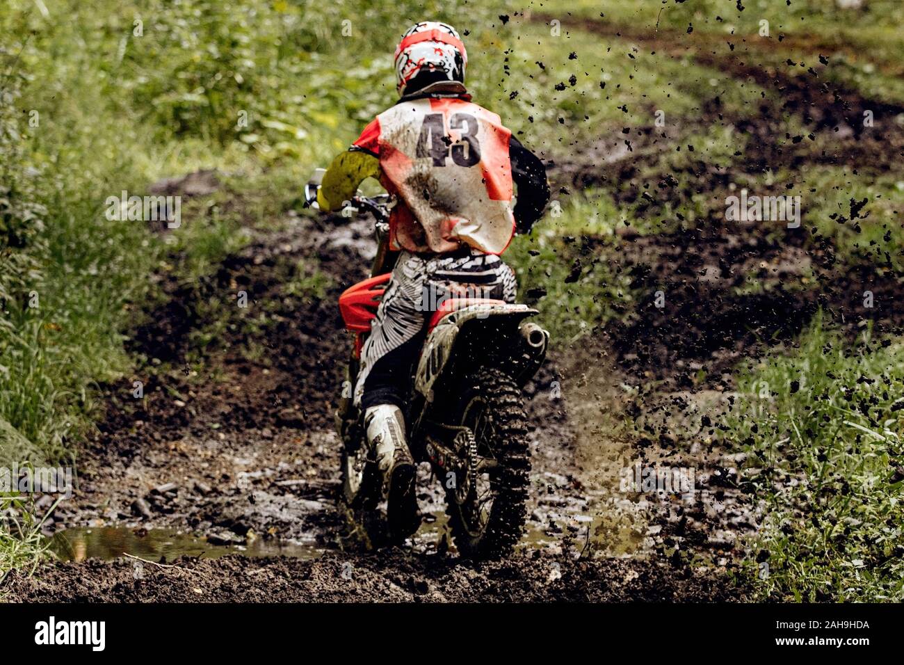 Torna motocross enduro rider. schizzi grumi di sporcizia Foto Stock