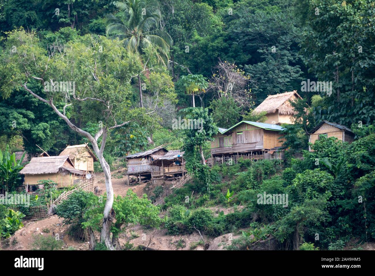 Villaggio sulla collina sopra il fiume Mekong, tra Huay Xai e Pak Beng, Laos Foto Stock