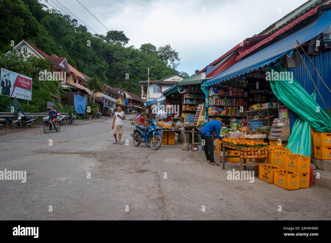 Negozi lungo la strada principale di Pak Beng, Laos Foto Stock