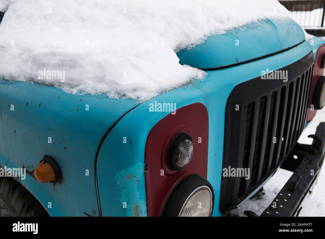 Dettaglio del vecchio carrello sovietico. Carrello blu. Foto Stock