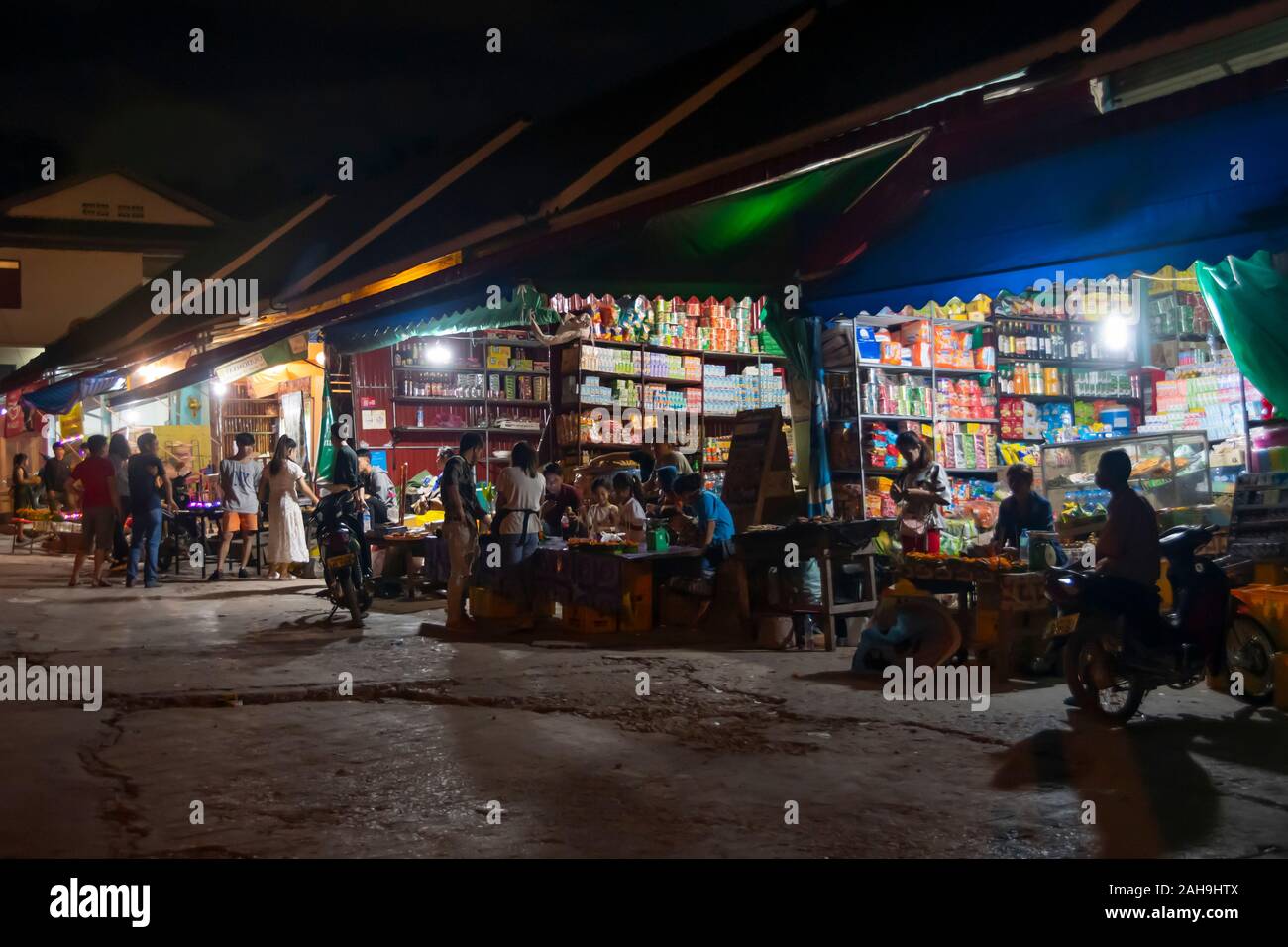 Negozi lungo la strada principale di Pak Beng, Laos Foto Stock