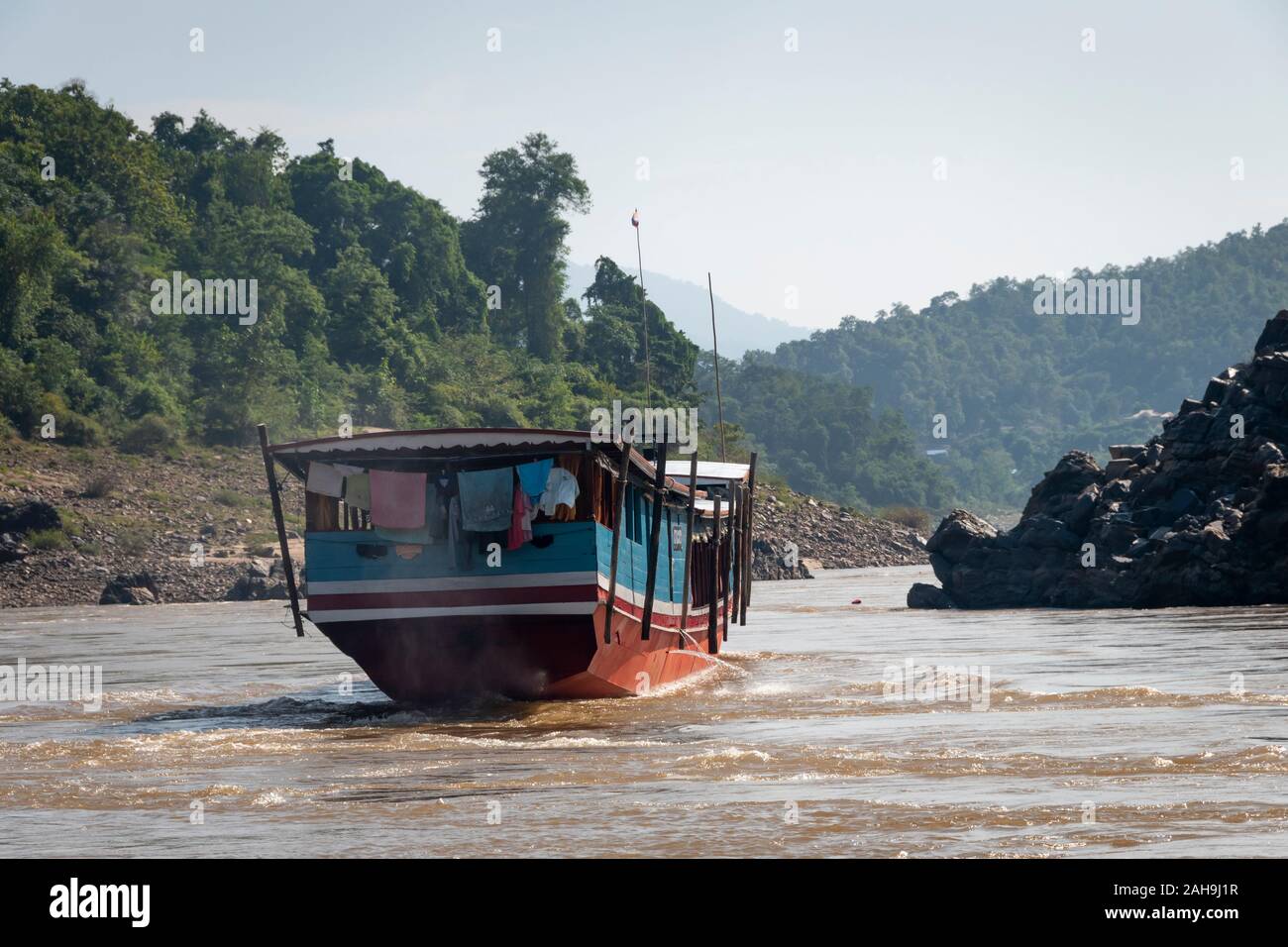 Barca fluviale sul fiume Mekong, a nord di Luang Prabang, Laos Foto Stock