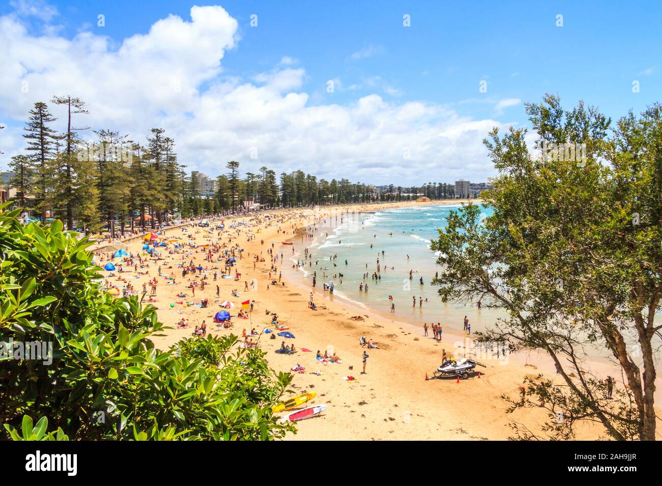 La gente a prendere il sole e godersi la spiaggia di Manly. Si tratta di uno dei piazzali spiagge settentrionali. Foto Stock