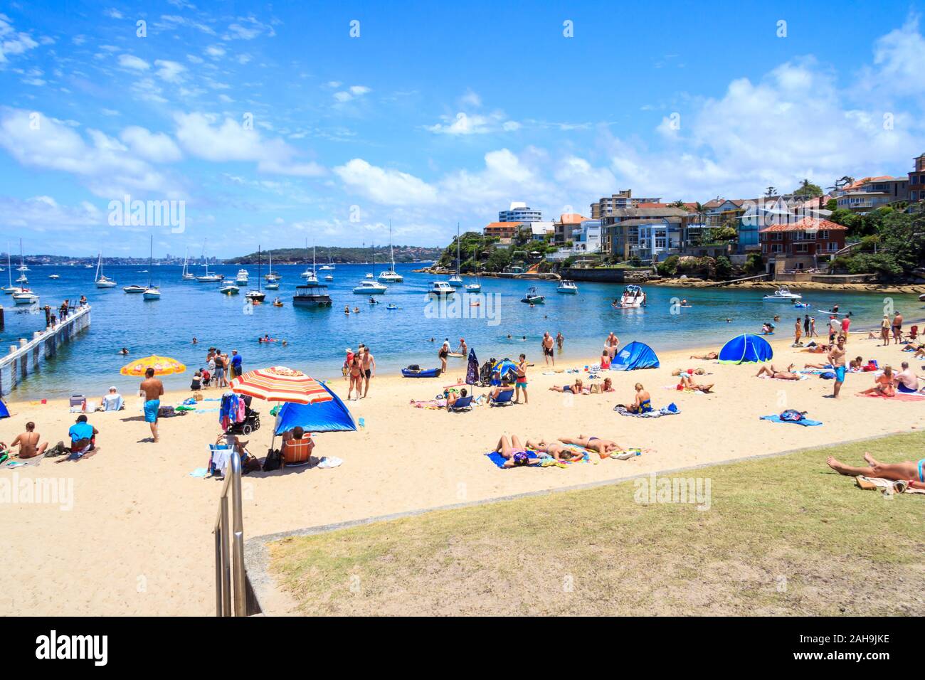 Sydney, Australia - 28 dicembre 2013: le persone a prendere il sole e godersi la piccola spiaggia di Manly. Si tratta di uno dei piazzali spiagge settentrionali. Foto Stock