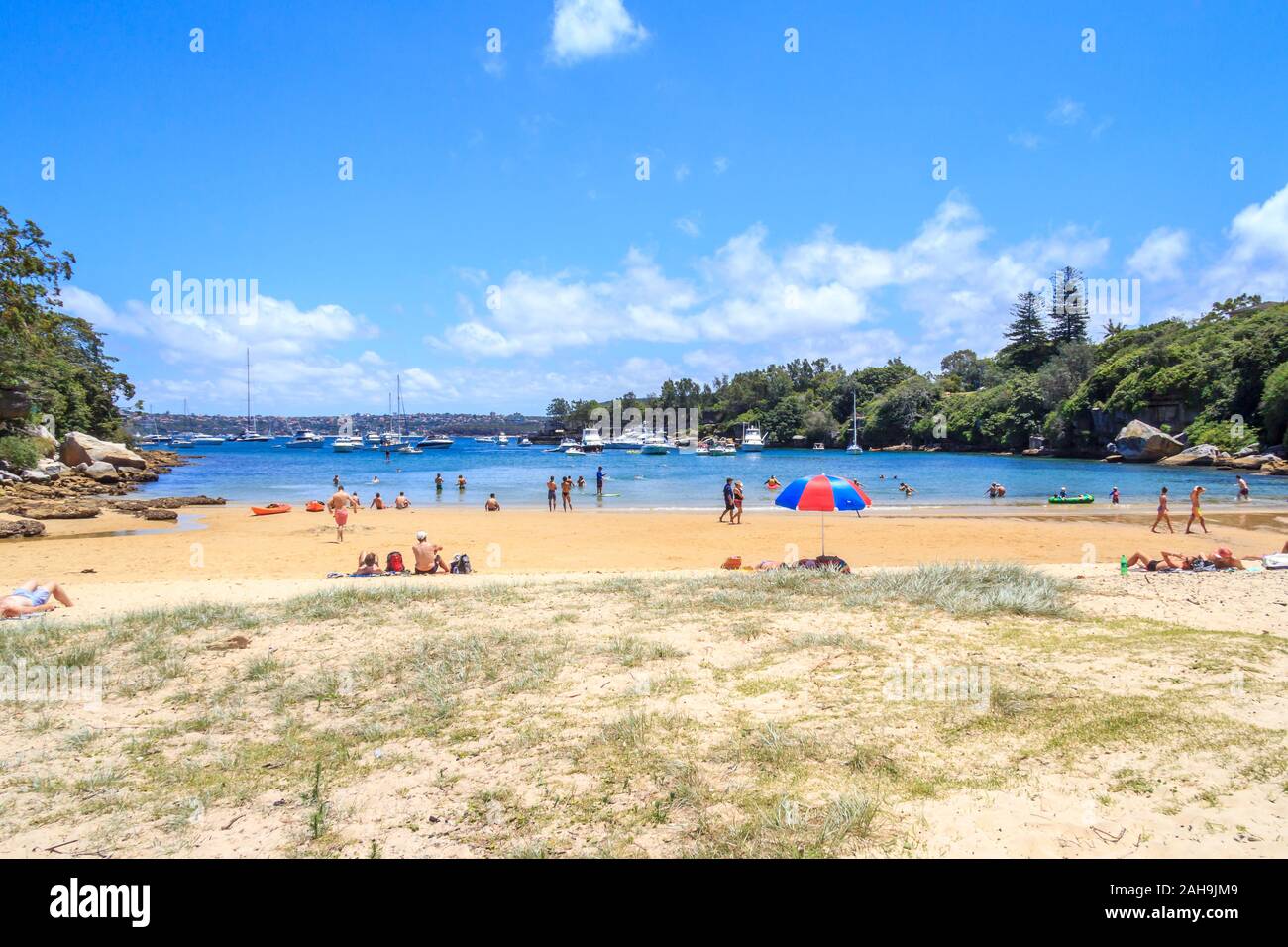 Sydney, Australia - 28 dicembre 2013: le persone sulla Collins piana, spiaggia di Manly. La baia è un popolare luogo di canottaggio. Foto Stock