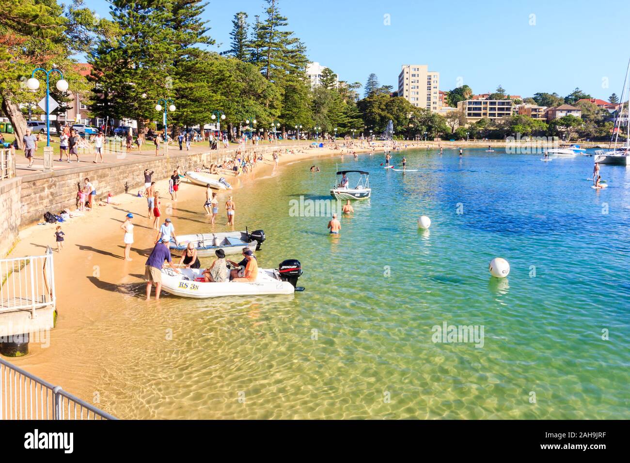 Sydney, Australia - 30 dicembre 2013: le persone che si godono la spiaggia di Manly Cove. Manly è una delle spiagge del nord Foto Stock