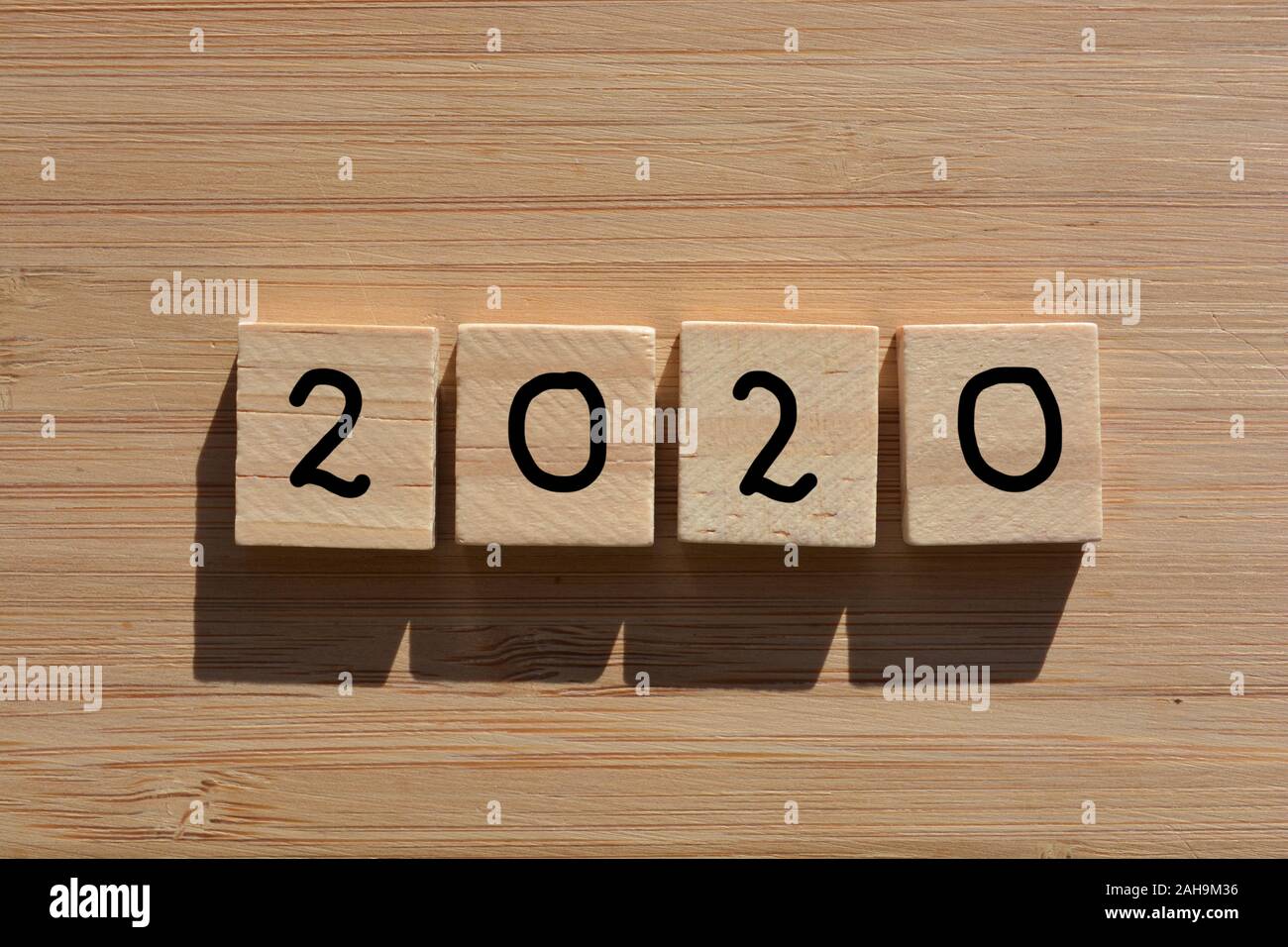 2020 in 3d alfabeto di legno lettere su un bambù Sfondo legno Foto Stock