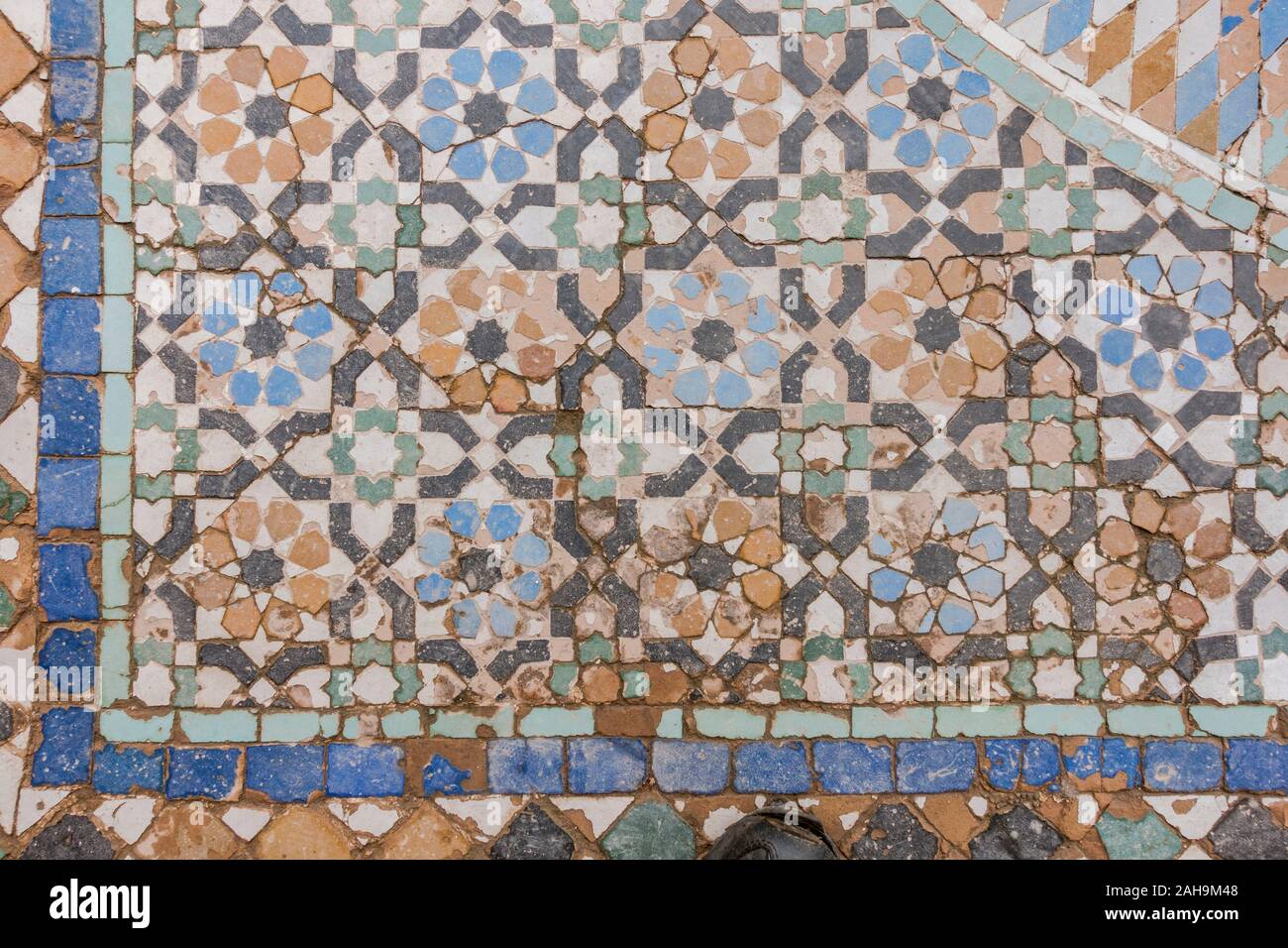 Oriental piastrelle sulla parete, Palazzo El Badi, dinastia Saadiane, Marrakech, Marocco, Africa del Nord. Foto Stock