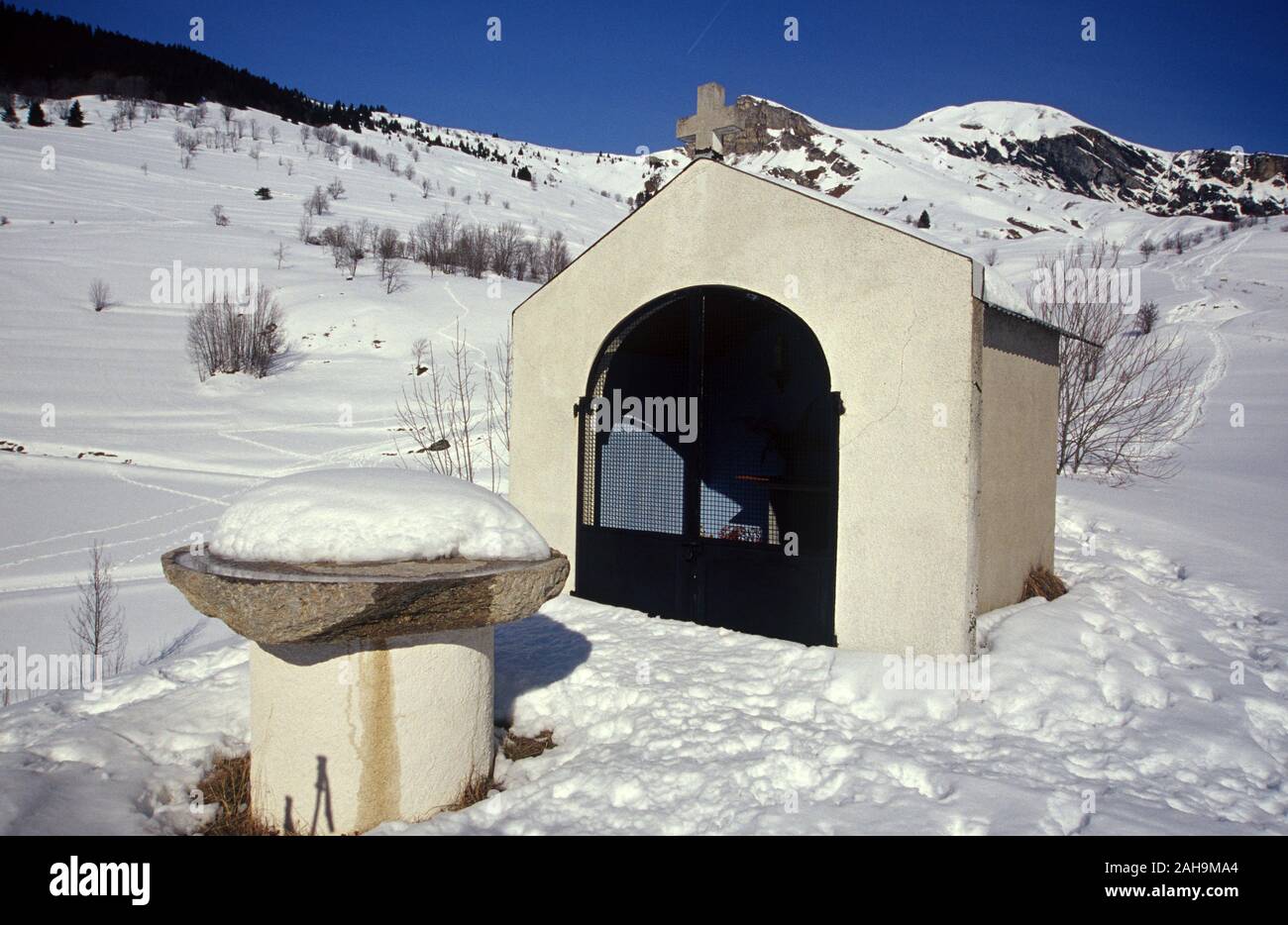 Escursioni con le racchette da neve a theall oratorio di navate villaggio in Savoie Foto Stock