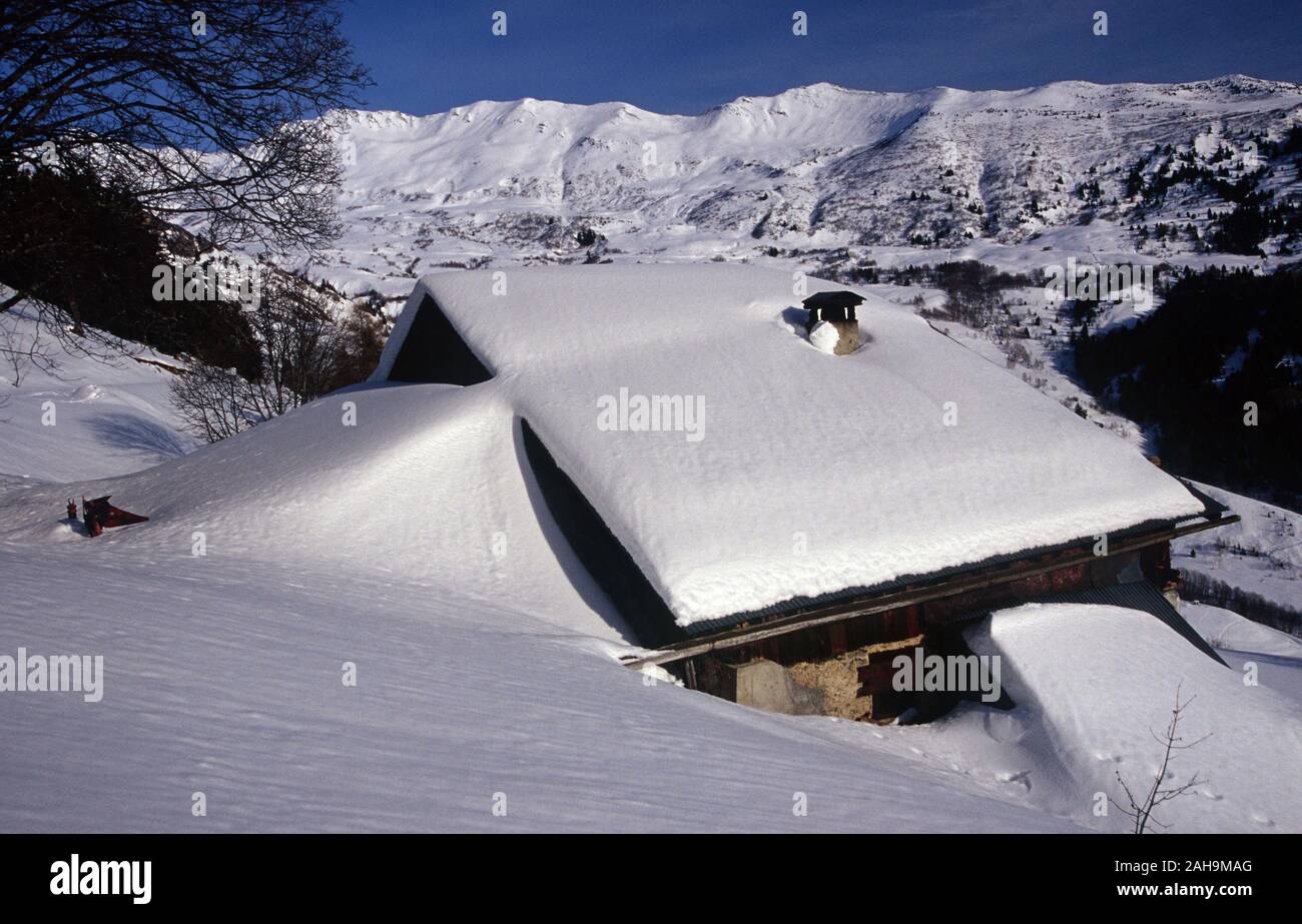 Escursioni con le racchette da neve a navate in Savoie Foto Stock