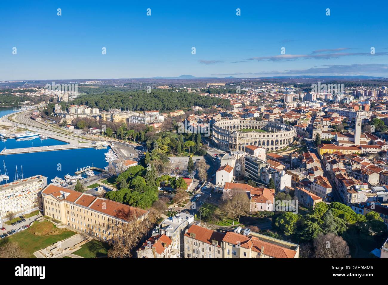 Una veduta aerea di Pula con anfiteatro e porta, Istria, Croazia Foto Stock