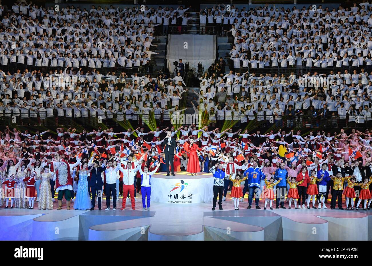 (191227) -- PECHINO, Dic 27, 2019 (Xinhua) -- Foto scattata il 7 gennaio 15, 2019 Mostra artisti durante la cerimonia di apertura del 2019 China-Finland Anno di sport invernali a Pechino in Cina. Il China-Finland Anno di sport invernali è stato lanciato a Pechino il 14 gennaio con una cerimonia a cui hanno partecipato il presidente cinese Xi Jinping e il suo omologo finlandese Sauli Niinisto. È stato il primo del suo genere tra Cina e qualsiasi altro paese. Durante l'anno, più di 60 eventi e gli scambi sono state organizzate tra la Cina e la Finlandia, potenziare la cooperazione in settori come sport di massa, sport cultura, scientif Foto Stock