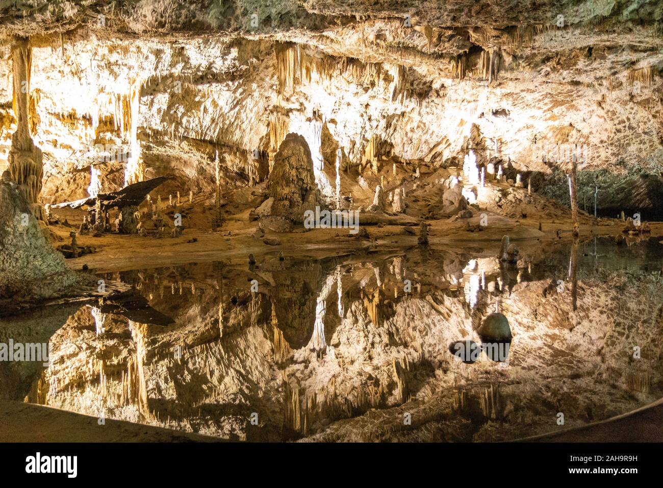 Abysso di Macocha, noto anche come Macocha Gorge, è una dolina nel Carso Moravo sistema di grotte della Repubblica ceca che si trova a nord della città di Foto Stock