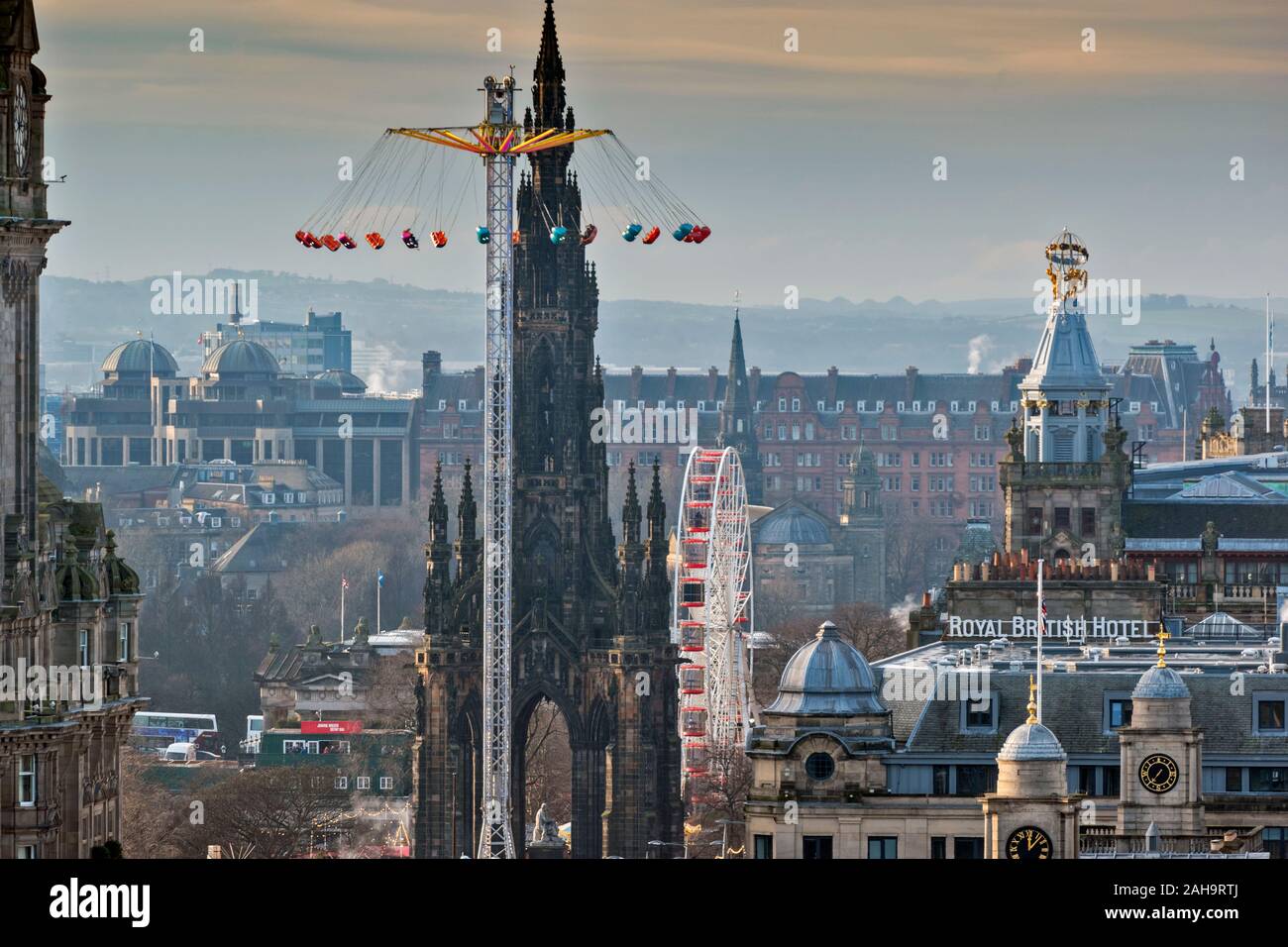 Edimburgo Scozia High flying altalene o giostra con grande ruota accanto al monumento di Scott in Princes Street Foto Stock