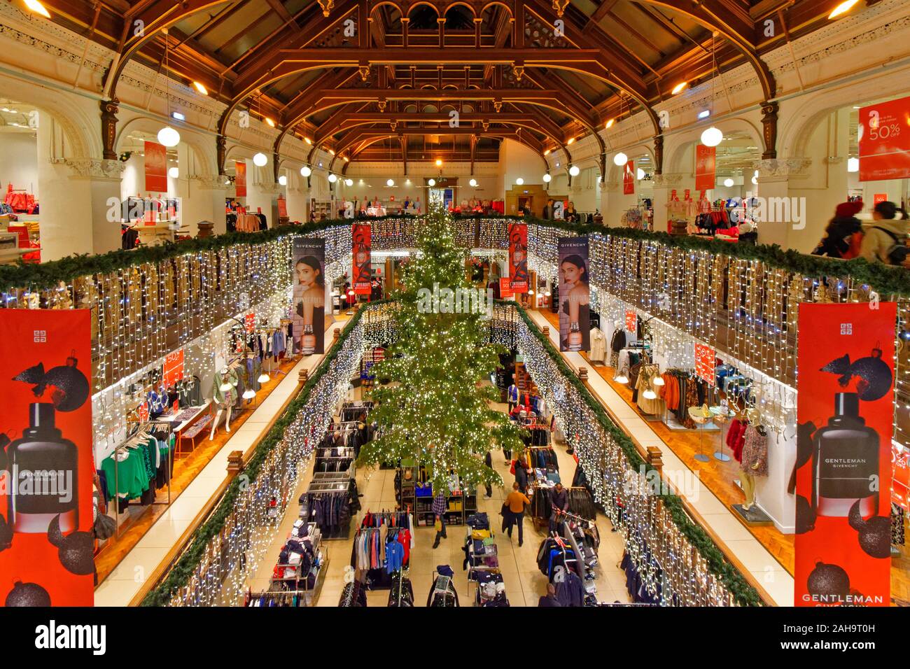 Edimburgo SCOZIA ALL'INTERNO JENNERS STORE su Princes Street a tempo di Natale con un grande albero e ampie decorazioni Foto Stock