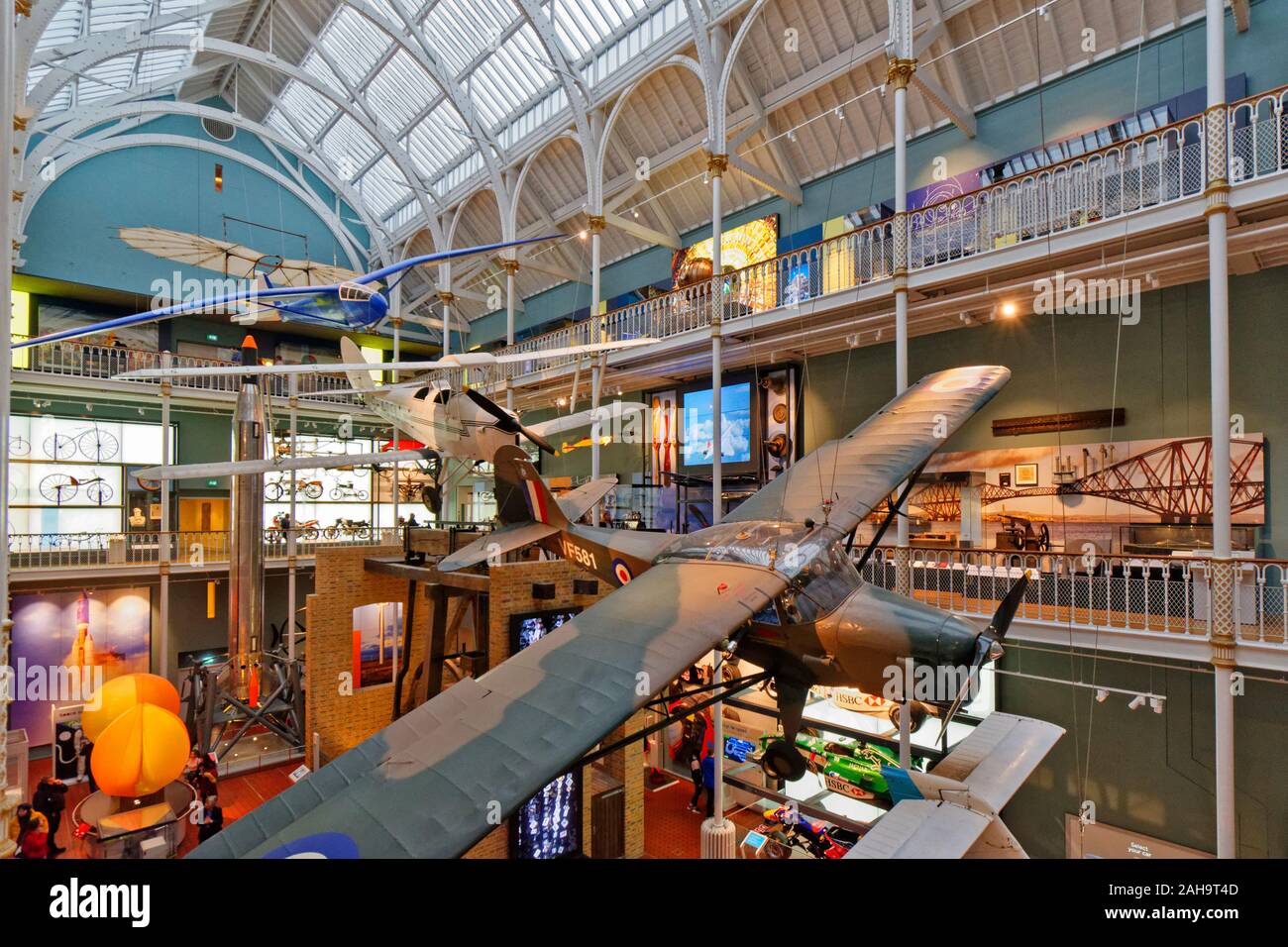 Edimburgo IL MUSEO NAZIONALE DI SCOZIA CHAMBERS STREET interno con aerei sospesi dal soffitto Foto Stock