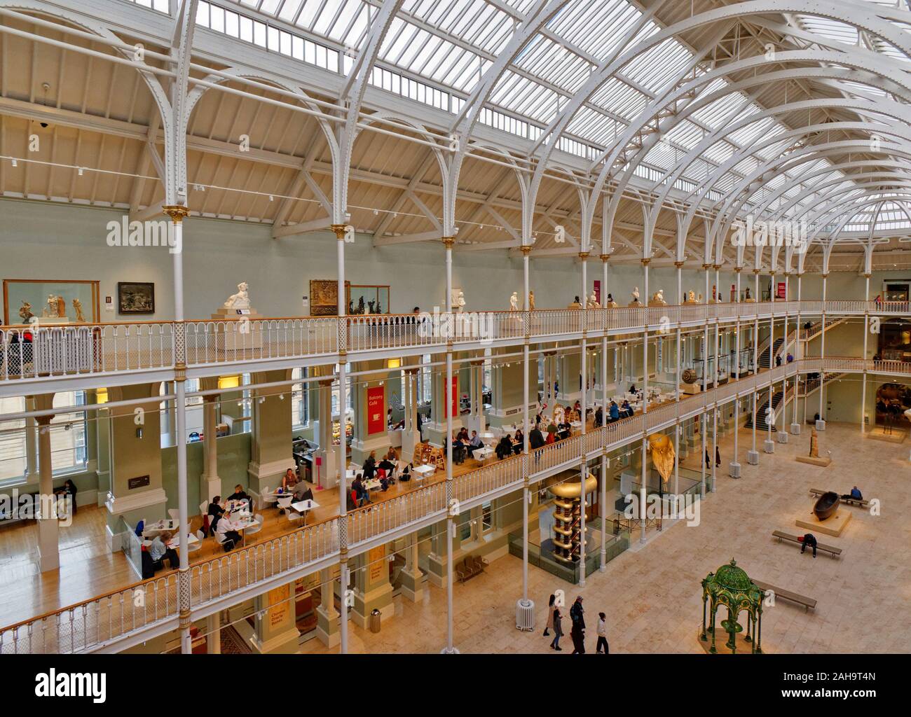 Edimburgo IL MUSEO NAZIONALE DI SCOZIA CHAMBERS STREET INTERNO CON BALCONE CAFE Foto Stock