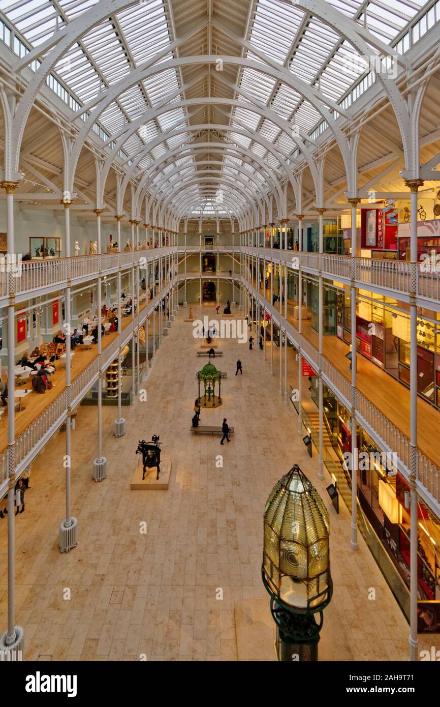 Edimburgo IL MUSEO NAZIONALE DI SCOZIA CHAMBERS STREET INTERNO CON PIANO TERRA E balconi al di sopra Foto Stock