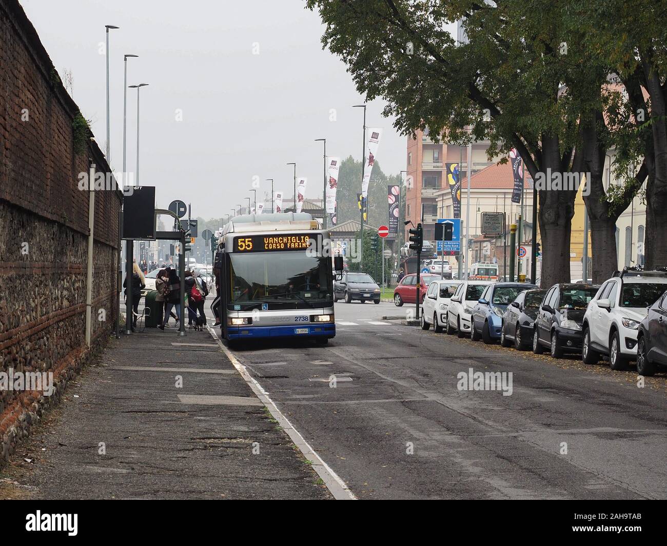 Torino, Italia - circa ottobre 2019: Linea 55 autobus alla stazione di Porta Susa stop Foto Stock