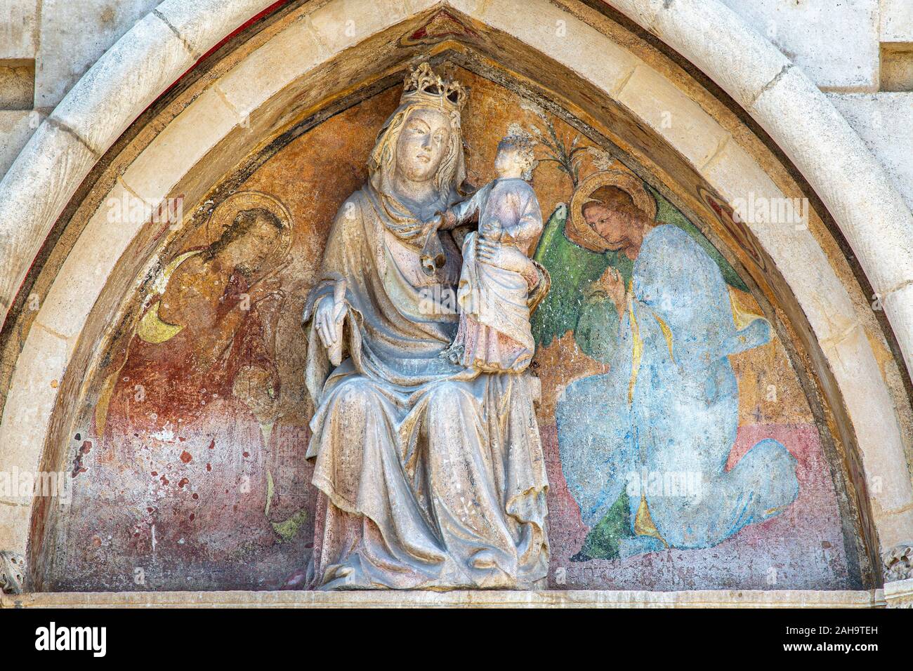 Complesso della Santissima Annunziata, la statua della Madonna con bambino nella lunetta, Sulmona Foto Stock