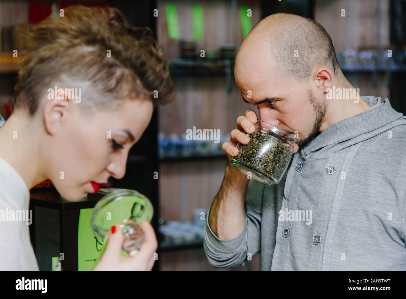 Il compratore gusti tè verde per l'odore Foto Stock