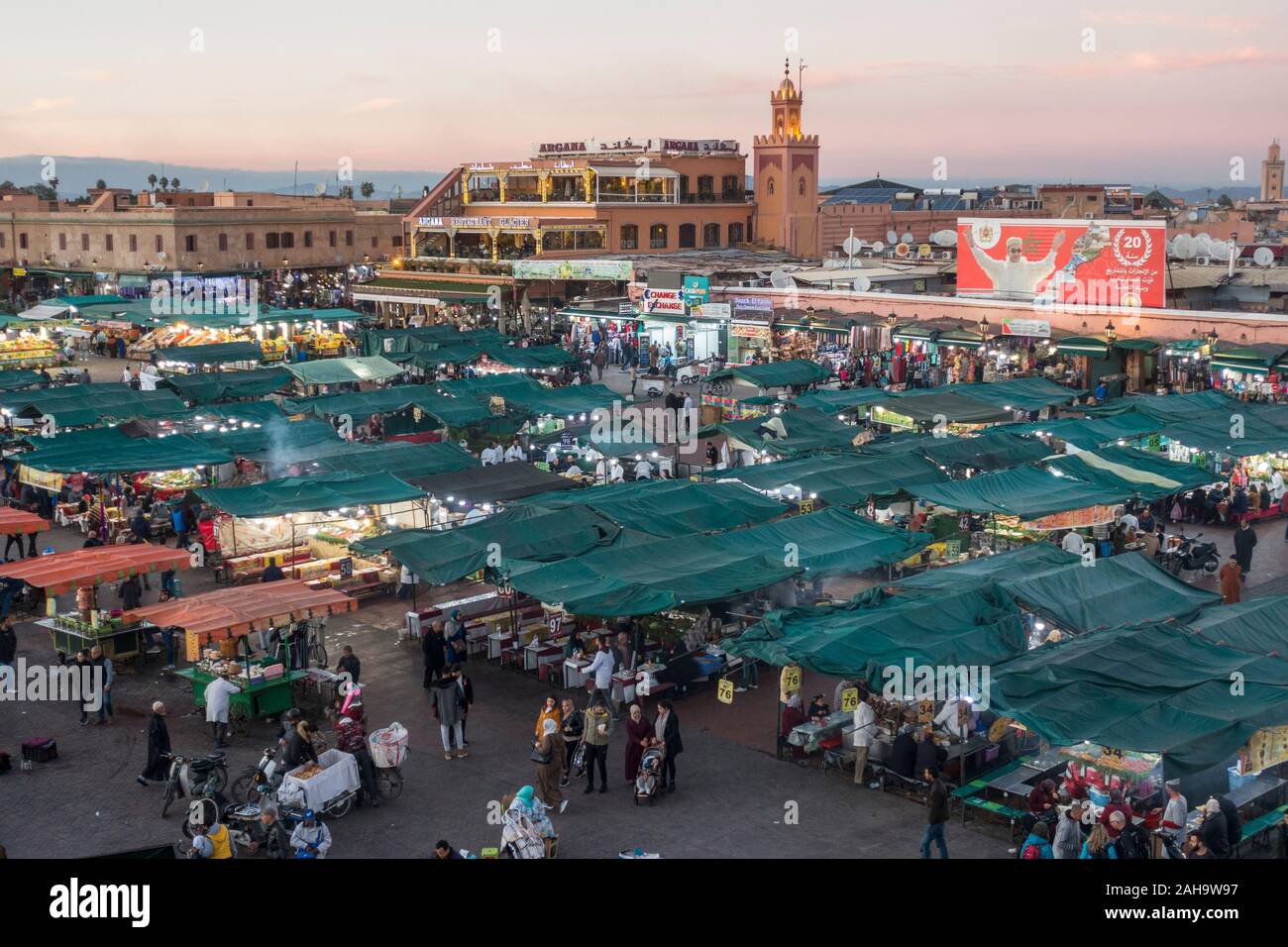 Piazza Jemaa el Fna. Chioschi e la folla al crepuscolo, Piazza Jemaa El Fna a Marrakech, Marocco. Foto Stock