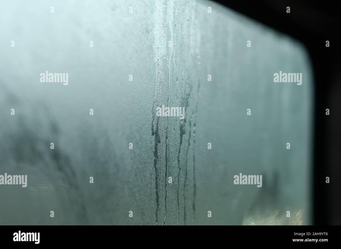Colmi il finestrino laterale di un autobus urbano. Un viaggio dopo il lavoro nei trasporti pubblici. Vista interna. Abstract background. Messa a fuoco selettiva. Senza le persone. Foto Stock