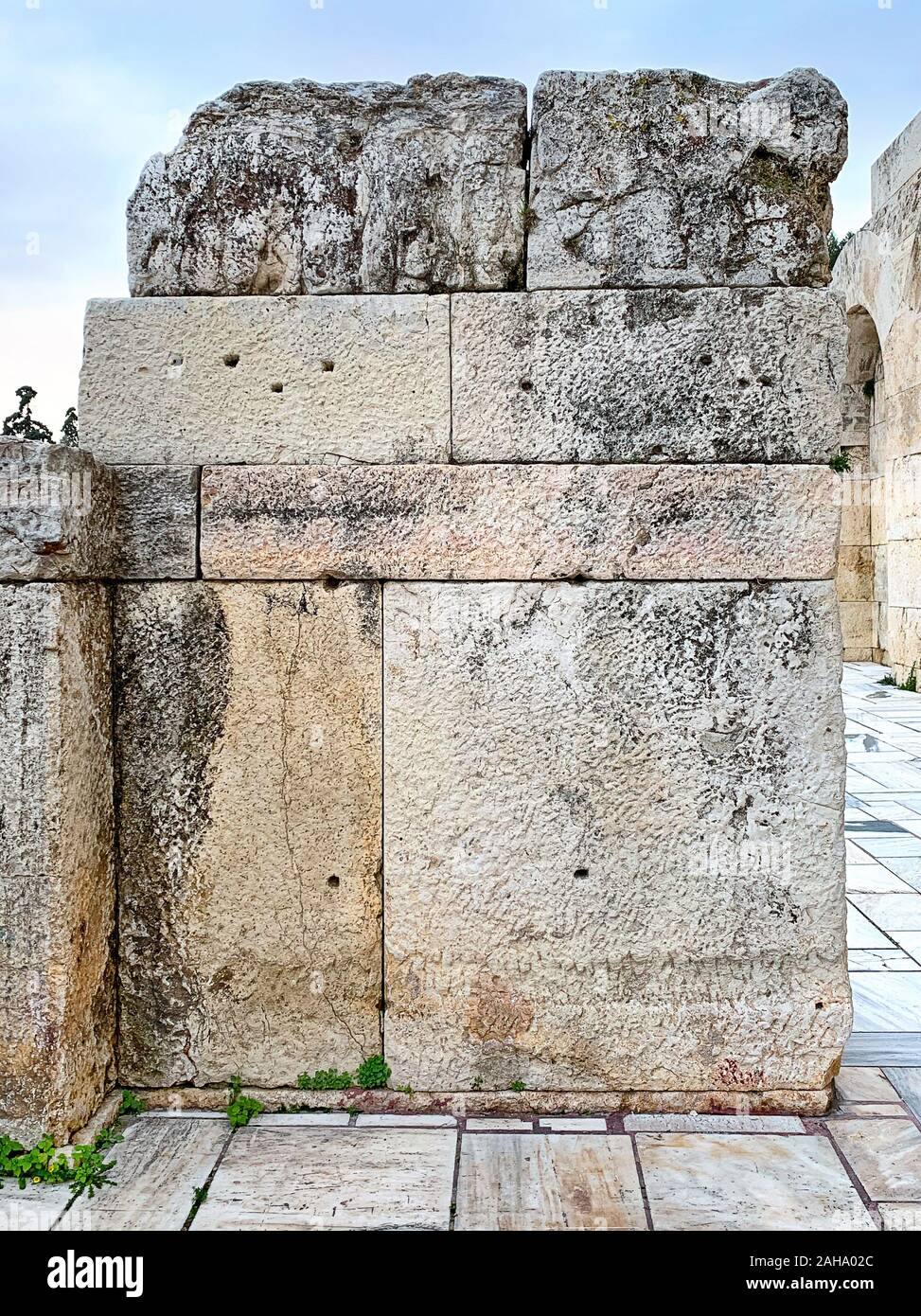 Antico muro di pietra dell'Acropoli di Atene, Attica Regione in Grecia. Antichi enormi blocchi di pietra impilati fino a formare una parete. Foto. Foto Stock