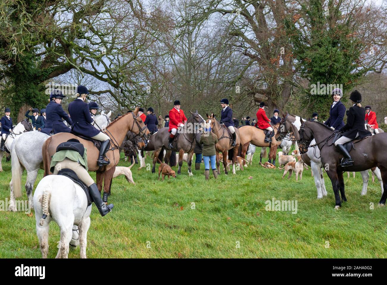 La tradizionale caccia di Avon Vale che si tiene ogni anno il giorno di Santo Stefano dal villaggio di Lacock, Wiltshire, Cotswolds, Inghilterra, Regno Unito Foto Stock
