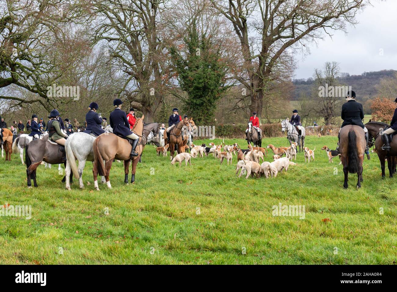 La tradizionale caccia Avon vale che si tiene ogni anno il giorno di Santo Stefano dal villaggio di Lacock, Wiltshire, Inghilterra, Regno Unito Foto Stock